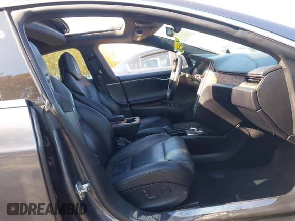 ✅ 2018 Tesla Model S 75D • VIN: 5YJSA1E25JF254568 • Lot: 43661012. Wystawiony na IAAI z przebiegiem 53 209 mil. Bezpłatny archiwum sprzedaży aukcyjnych z USA i szczegółowy raport historii pojazdu na DreamBid. Zdjęcie 5.