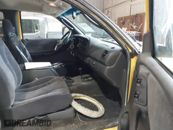 ✅ 2000 Dodge Dakota Sport • VIN: 1B7GG22N9YS526142 • Lot: 42504671. Wystawiony na IAAI z przebiegiem 112 717 mil. Bezpłatny archiwum sprzedaży aukcyjnych z USA i szczegółowy raport historii pojazdu na DreamBid. Zdjęcie 5.