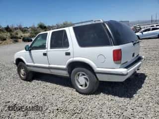 1997 Chevrolet Blazer LS z VIN 1GNDT13W2V2201660, wystawiony jako Copart lot #51158594 z przebiegiem 172 077 mil mil oraz Szkoda całkowita • Salvage title. Historia ofert i sprzedaży dostępna na DreamBid. Obrazek 2.