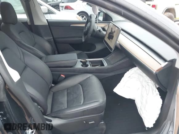 ✅ 2024 Tesla Model Y • VIN: 7SAYGDEDXRF091832 • Lot: 43562899. Wystawiony na IAAI z przebiegiem 9 525 mil. Bezpłatny archiwum sprzedaży aukcyjnych z USA i szczegółowy raport historii pojazdu na DreamBid. Zdjęcie 5.