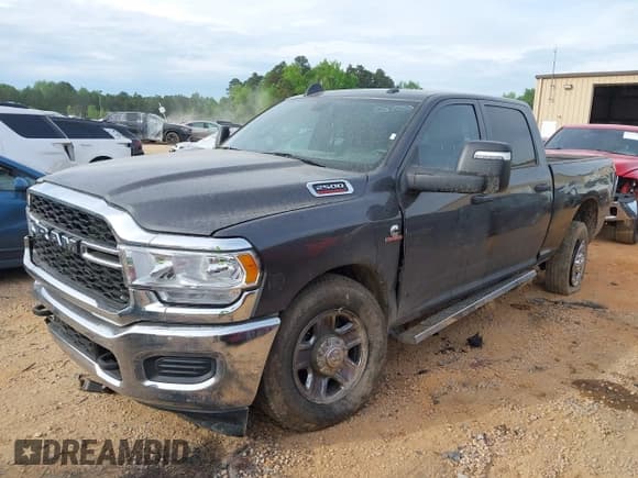 ✅ 2024 Ram 2500 Tradesman • VIN: 3C6UR5CL9RG245468 • Lot: 42067780. Wystawiony na IAAI z przebiegiem 8 311 mil. Bezpłatny archiwum sprzedaży aukcyjnych z USA i szczegółowy raport historii pojazdu na DreamBid. Zdjęcie 2.