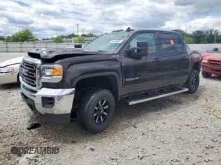 ✅ 2018 GMC Sierra 2500HD • VIN: 1GT12REY3JF226386 • Лот: 56498054. Опубликован ранее на Copart с пробегом 50 060 миль. Бесплатный доступ к архиву аукционных продаж из США и подробный отчёт об истории автомобиля на DreamBid. Изображение 1.