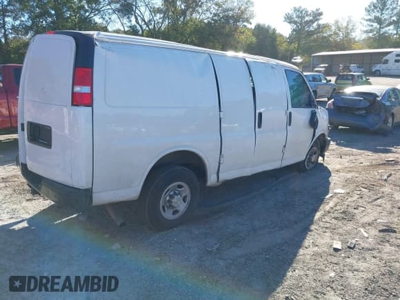 ✅ 2023 Chevrolet Express Cargo • VIN: 1GCWGAFP3P1242544 • Lot: 40611464. Wystawiony na IAAI z przebiegiem 32 464 mil. Bezpłatny archiwum sprzedaży aukcyjnych z USA i szczegółowy raport historii pojazdu na DreamBid. Zdjęcie 4.