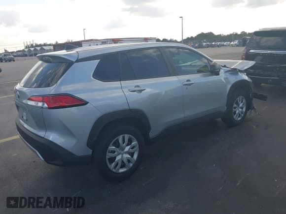 ✅ 2025 Toyota Corolla Cross L • VIN: 7MUAAAAG9SV145854 • Lot: 43713390. Wystawiony na IAAI z przebiegiem 3 767 mil. Bezpłatny archiwum sprzedaży aukcyjnych z USA i szczegółowy raport historii pojazdu na DreamBid. Zdjęcie 4.