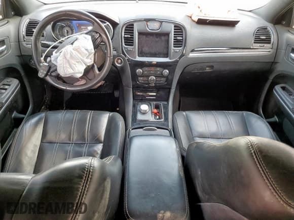 ✅ 2022 Chrysler 300 S • VIN: 2C3CCABG6NH116007 • Lot: 81128665. Wystawiony na Copart z przebiegiem Nie podano. Bezpłatny archiwum sprzedaży aukcyjnych z USA i szczegółowy raport historii pojazdu na DreamBid. Zdjęcie 8.