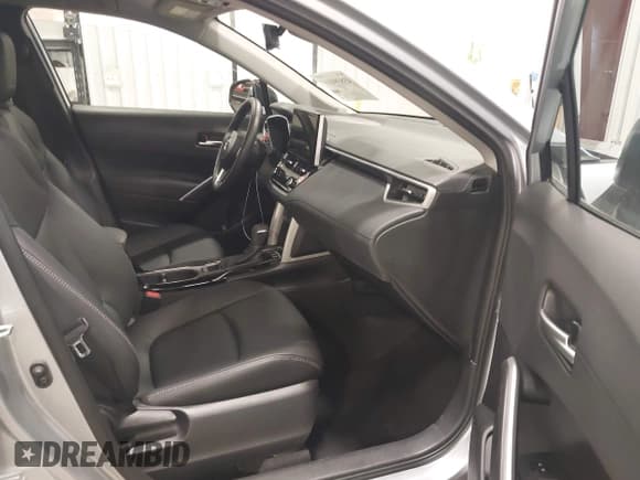 ✅ 2025 Toyota Corolla Cross XLE • VIN: 7MUEAABG8SV135221 • Лот: 43839406. Опубликован ранее на IAAI с пробегом 12 073 миль. Бесплатный доступ к архиву аукционных продаж из США и подробный отчёт об истории автомобиля на DreamBid. Изображение 5.