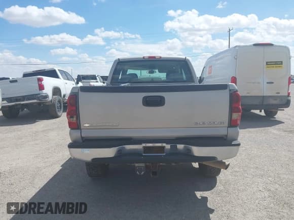 ✅ 2004 Chevrolet Silverado 2500HD LS • VIN: 1GCHK29U64E347985 • Lot: 43203803. Wystawiony na IAAI z przebiegiem 137 012 mil. Bezpłatny archiwum sprzedaży aukcyjnych z USA i szczegółowy raport historii pojazdu na DreamBid. Zdjęcie 16.