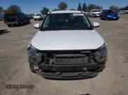 ✅ 2021 Hyundai Venue SE • VIN: KMHRB8A39MU073709 • Lot: 82390575. Wystawiony na Copart z przebiegiem 76 779 mil. Bezpłatny archiwum sprzedaży aukcyjnych z USA i szczegółowy raport historii pojazdu na DreamBid. Zdjęcie 5.