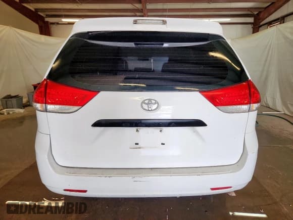 ✅ 2014 Toyota Sienna L • VIN: 5TDZK3DC5ES459424 • Lot: 92722285. Listed on Copart with 110,989 mi. Free auction sales archive from the USA and detailed vehicle history report at DreamBid. Image 6.
