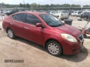 ✅ 2013 Nissan Versa S Plus • VIN: 3N1CN7AP0DL876193 • Lot: 42822441. Wystawiony na IAAI z przebiegiem 133 353 mil. Bezpłatny archiwum sprzedaży aukcyjnych z USA i szczegółowy raport historii pojazdu na DreamBid. Zdjęcie 1.