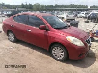 ✅ 2013 Nissan Versa S Plus • VIN: 3N1CN7AP0DL876193 • Lot: 42822441. Wystawiony na IAAI z przebiegiem 133 353 mil. Bezpłatny archiwum sprzedaży aukcyjnych z USA i szczegółowy raport historii pojazdu na DreamBid. Zdjęcie 1.