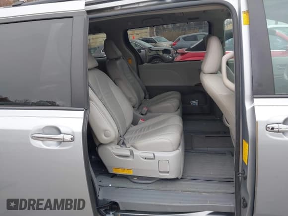 ✅ 2014 Toyota Sienna XLE • VIN: 5TDDK3DC8ES077415 • Lot: 43722553. Listed on IAAI with 218,480 mi. Free auction sales archive from the USA and detailed vehicle history report at DreamBid. Image 8.