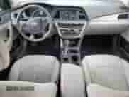 2017 Hyundai Sonata 2.4L z VIN 5NPE24AF1HH555127, wystawiony jako Copart lot #90714645 z przebiegiem 99 700 mil mil oraz Czysty tytuł • Clean title. Historia ofert i sprzedaży dostępna na DreamBid. Obrazek 8.