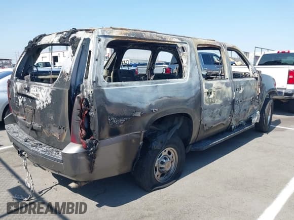 ✅ 2007 Chevrolet Suburban Commercial • VIN: 3GNGK26K77G143019 • Lot: 42608014. Wystawiony na IAAI z przebiegiem Nie podano. Bezpłatny archiwum sprzedaży aukcyjnych z USA i szczegółowy raport historii pojazdu na DreamBid. Zdjęcie 4.