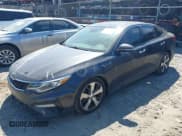 ✅ 2019 Kia Optima LX • VIN: 5XXGT4L30KG292558 • Lot: 43227058. Wystawiony na IAAI z przebiegiem 106 253 mil. Bezpłatny archiwum sprzedaży aukcyjnych z USA i szczegółowy raport historii pojazdu na DreamBid. Zdjęcie 2.