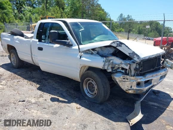 ✅ 2000 Dodge 2500 • VIN: 3B7KC2363YG117137 • Lot: 42177757. Listed on IAAI with 202,582 mi. Free auction sales archive from the USA and detailed vehicle history report at DreamBid. Image 1.