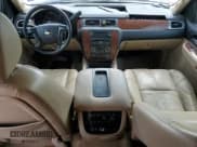 ✅ 2007 Chevrolet Suburban LT • VIN: 1GNFC16047R406665 • Lot: 71168234. Wystawiony na Copart z przebiegiem 151 203 mil. Bezpłatny archiwum sprzedaży aukcyjnych z USA i szczegółowy raport historii pojazdu na DreamBid. Zdjęcie 8.