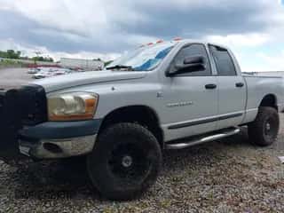 2003 Dodge 3500 ST z VIN 3D7LU38C83G835271, wystawiony jako IAAI lot #42212165 z przebiegiem 283 782 mil mil oraz . Historia ofert i sprzedaży dostępna na DreamBid. Obrazek 2.