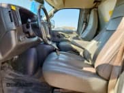 ✅ 2019 Chevrolet Express Cargo • VIN: 1GCWGAFP4K1242173 • Lot: 91474505. Wystawiony na Copart z przebiegiem 175 154 mil. Bezpłatny archiwum sprzedaży aukcyjnych z USA i szczegółowy raport historii pojazdu na DreamBid. Zdjęcie 7.