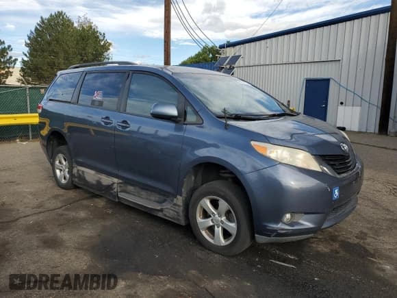 ✅ 2013 Toyota Sienna LE • VIN: 5TDKK3DC8DS356949 • Lot: 81519925. Listed on Copart with 175,774 mi. Free auction sales archive from the USA and detailed vehicle history report at DreamBid. Image 4.