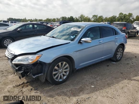 ✅ 2014 Chrysler 200 Limited • VIN: 1C3CCBCG1EN197977 • Lot: 89825825. Wystawiony na Copart z przebiegiem 82 468 mil. Bezpłatny archiwum sprzedaży aukcyjnych z USA i szczegółowy raport historii pojazdu na DreamBid. Zdjęcie 1.
