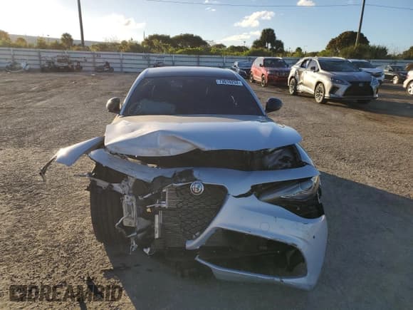 ✅ 2020 Alfa Romeo Giulia Ti Sport • VIN: ZARFAMBN7L7635824 • Lot: 73010252. Wystawiony na Copart z przebiegiem 15 771 mil. Bezpłatny archiwum sprzedaży aukcyjnych z USA i szczegółowy raport historii pojazdu na DreamBid. Zdjęcie 5.