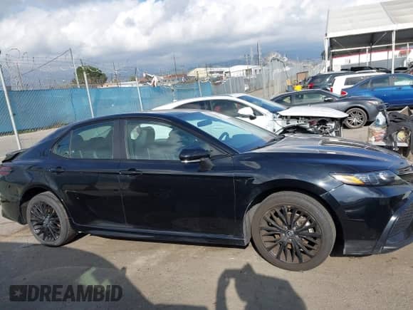 2022 Toyota Camry SE z VIN 4T1G11AK6NU053153, wystawiony jako IAAI lot #41933655 z przebiegiem 44 044 mil mil oraz . Historia ofert i sprzedaży dostępna na DreamBid. Obrazek 13.