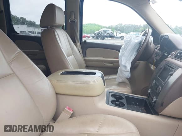 ✅ 2008 GMC Yukon XL SLT 4SB • VIN: 1GKFC160X8R269083 • Lot: 42093992. Listed on IAAI with 303,131 mi. Free auction sales archive from the USA and detailed vehicle history report at DreamBid. Image 5.