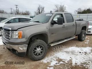 ✅ 2013 GMC Sierra 2500HD SLT • VIN: 1GT121E87DF202372 • Lot: 46174965. Wystawiony na Copart z przebiegiem 318 643 mil. Bezpłatny archiwum sprzedaży aukcyjnych z USA i szczegółowy raport historii pojazdu na DreamBid. Zdjęcie 1.
