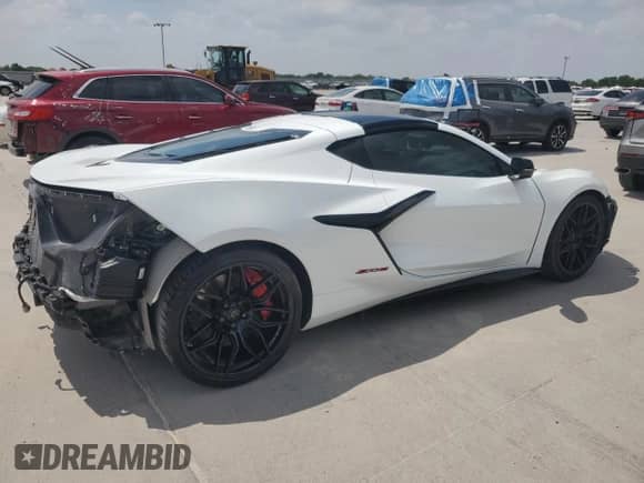 2024 Chevrolet Corvette 2LZ z VIN 1G1YE2D30R5602944, wystawiony jako Copart lot #53613835 z przebiegiem 4 181 mil mil oraz Szkoda całkowita • Salvage title. Historia ofert i sprzedaży dostępna na DreamBid. Obrazek 3.