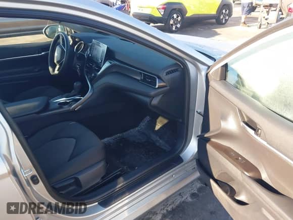 2023 Toyota Camry LE z VIN 4T1C11AK9PU144502, wystawiony jako IAAI lot #43307396 z przebiegiem 146 171 mil mil oraz . Historia ofert i sprzedaży dostępna na DreamBid. Obrazek 5.