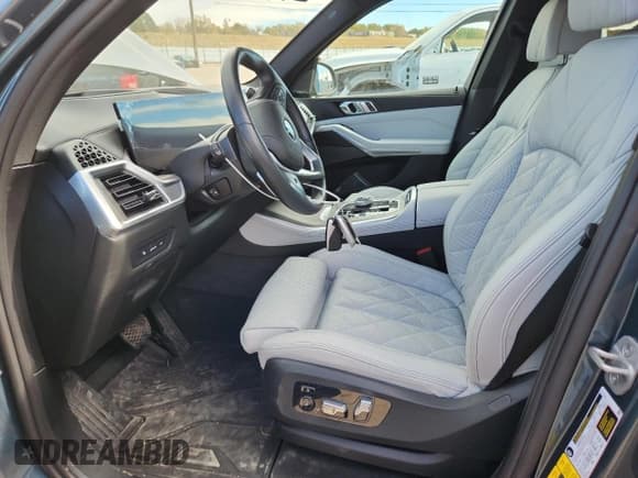 ✅ 2024 BMW X5 xDrive50e • VIN: 5UX43EU0XR9S94899 • Lot: 90839115. Wystawiony na Copart z przebiegiem 30 937 mil. Bezpłatny archiwum sprzedaży aukcyjnych z USA i szczegółowy raport historii pojazdu na DreamBid. Zdjęcie 7.