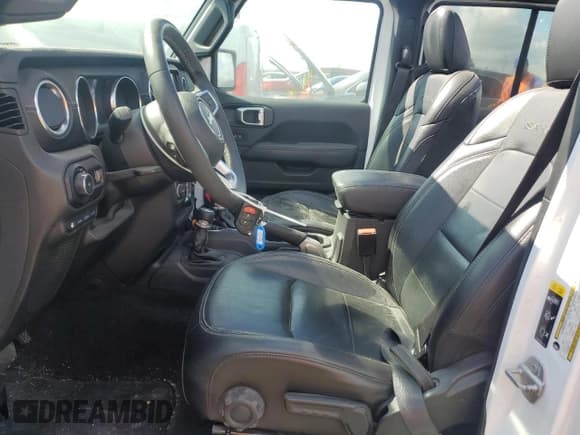 ✅ 2023 Jeep Wrangler Sahara • VIN: 1C4JJXP67PW517033 • Lot: 69635425. Wystawiony na Copart z przebiegiem 51 879 mil. Bezpłatny archiwum sprzedaży aukcyjnych z USA i szczegółowy raport historii pojazdu na DreamBid. Zdjęcie 7.