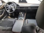 ✅ 2023 Mazda CX-30 Premium • VIN: 3MVDMBDY2PM579533 • Lot: 66742055. Wystawiony na Copart z przebiegiem Nie podano. Bezpłatny archiwum sprzedaży aukcyjnych z USA i szczegółowy raport historii pojazdu na DreamBid. Zdjęcie 8.