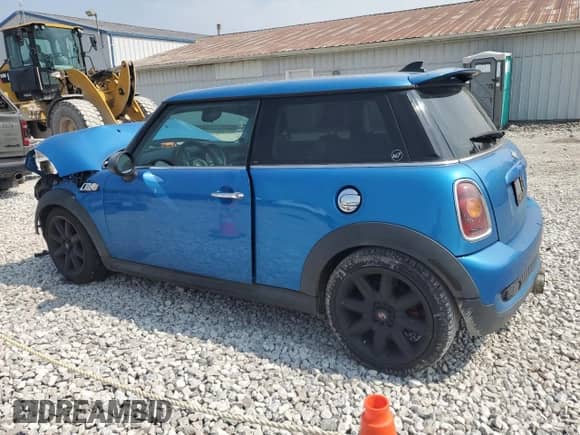 2007 MINI Hardtop S with VIN WMWMF73547TT84449, listed as a Copart auction lot 60490995 with 157,602 mi miles and Salvage title. Bid and sale history available at DreamBid. Image 2.