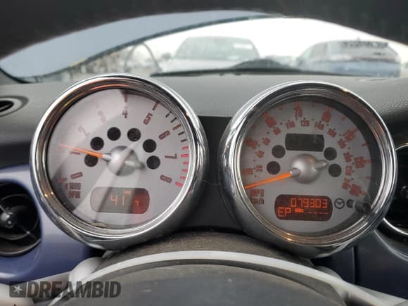 ✅ 2005 MINI Convertible S • VIN: WMWRH33415TK55243 • Lot: 93570225. Wystawiony na Copart z przebiegiem 79 303 mil. Bezpłatny archiwum sprzedaży aukcyjnych z USA i szczegółowy raport historii pojazdu na DreamBid. Zdjęcie 9.