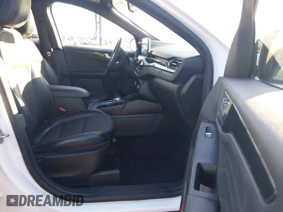 ✅ 2023 Ford Escape ST-Line • VIN: 1FMCU9MNXPUA27801 • Lot: 43645279. Wystawiony na IAAI z przebiegiem 45 704 mil. Bezpłatny archiwum sprzedaży aukcyjnych z USA i szczegółowy raport historii pojazdu na DreamBid. Zdjęcie 5.