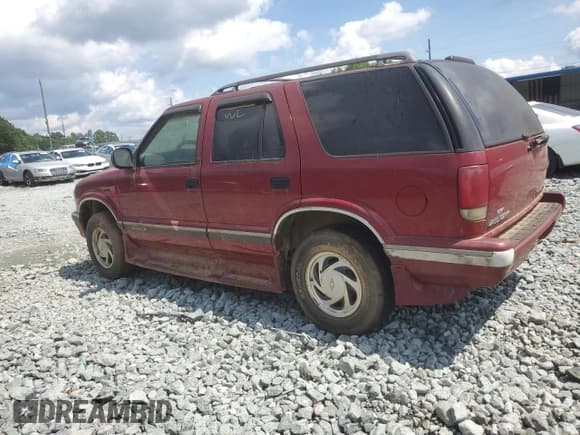✅ 1996 Chevrolet Blazer • VIN: 1GNDT13W1T2111686 • Lot: 64119395. Wystawiony na Copart z przebiegiem 138 596 mil. Bezpłatny archiwum sprzedaży aukcyjnych z USA i szczegółowy raport historii pojazdu na DreamBid. Zdjęcie 2.