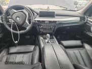 ✅ 2014 BMW X5 xDrive50i • VIN: 5UXKR6C59E0C03549 • Lot: 84010095. Wystawiony na Copart z przebiegiem 184 821 mil. Bezpłatny archiwum sprzedaży aukcyjnych z USA i szczegółowy raport historii pojazdu na DreamBid. Zdjęcie 8.