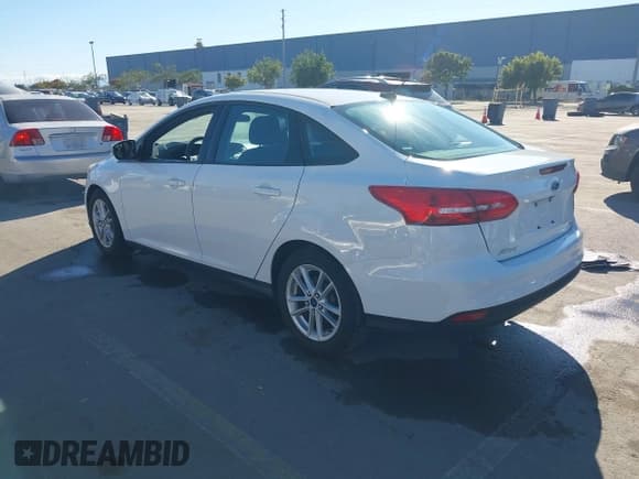 ✅ 2015 Ford Focus SE • VIN: 1FADP3F21FL206982 • Lot: 43748127. Wystawiony na IAAI z przebiegiem 120 288 mil. Bezpłatny archiwum sprzedaży aukcyjnych z USA i szczegółowy raport historii pojazdu na DreamBid. Zdjęcie 3.