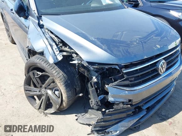 ✅ 2024 Volkswagen Tiguan SE R-Line Black • VIN: 3VVCB7AX2RM010794 • Lot: 41894596. Wystawiony na IAAI z przebiegiem 25 136 mil. Bezpłatny archiwum sprzedaży aukcyjnych z USA i szczegółowy raport historii pojazdu na DreamBid. Zdjęcie 6.