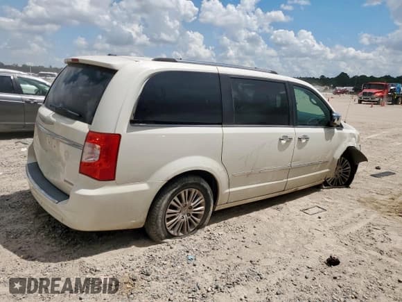 ✅ 2011 Chrysler Town & Country Limited • VIN: 2A4RR6DG0BR688074 • Лот: 69177755. Опубликован ранее на Copart с пробегом 185 046 миль. Бесплатный доступ к архиву аукционных продаж из США и подробный отчёт об истории автомобиля на DreamBid. Изображение 3.
