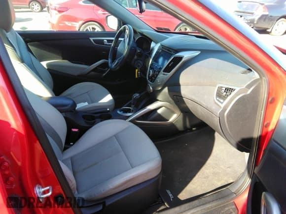 ✅ 2013 Hyundai Veloster w/Black Int • VIN: KMHTC6AD4DU120158 • Lot: 38180475. Wystawiony na IAAI z przebiegiem 73 561 mil. Bezpłatny archiwum sprzedaży aukcyjnych z USA i szczegółowy raport historii pojazdu na DreamBid. Zdjęcie 5.