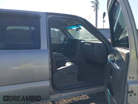 ✅ 2005 Chevrolet Silverado 2500HD LS • VIN: 1GCHK232X5F834481 • Lot: 43302751. Wystawiony na IAAI z przebiegiem 196 320 mil. Bezpłatny archiwum sprzedaży aukcyjnych z USA i szczegółowy raport historii pojazdu na DreamBid. Zdjęcie 5.