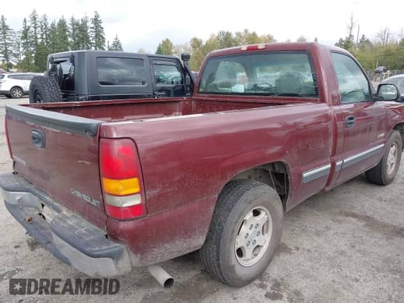 1999 Chevrolet Silverado 1500 LS z VIN 1GCEC14V0XZ164153, wystawiony jako IAAI lot #43562553 z przebiegiem 282 396 mil mil oraz . Historia ofert i sprzedaży dostępna na DreamBid. Obrazek 4.