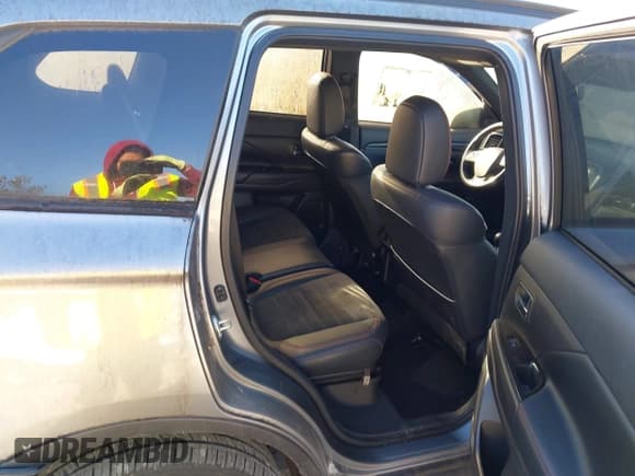 ✅ 2020 Mitsubishi Outlander ES • VIN: JA4AZ3A39LZ041189 • Lot: 43503723. Wystawiony na IAAI z przebiegiem Nie podano. Bezpłatny archiwum sprzedaży aukcyjnych z USA i szczegółowy raport historii pojazdu na DreamBid. Zdjęcie 8.