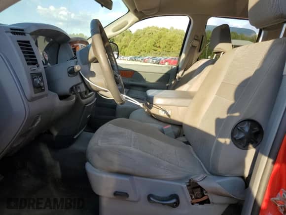 2006 Dodge 1500 Laramie z VIN 1D7HU18266S590856, wystawiony jako Copart lot #70208775 z przebiegiem 210 757 mil mil oraz Szkoda całkowita • Salvage title. Historia ofert i sprzedaży dostępna na DreamBid. Obrazek 7.