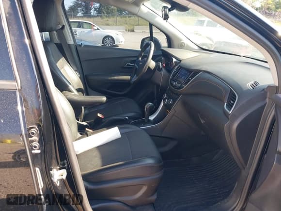 ✅ 2020 Chevrolet Trax LT • VIN: 3GNCJPSB8LL111685 • Lot: 42812306. Wystawiony na IAAI z przebiegiem Nie podano. Bezpłatny archiwum sprzedaży aukcyjnych z USA i szczegółowy raport historii pojazdu na DreamBid. Zdjęcie 5.