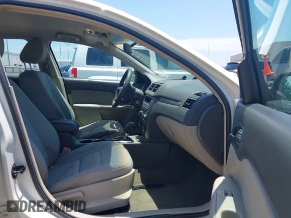 ✅ 2012 Ford Fusion S • VIN: 3FAHP0GA2CR138002 • Lot: 42470256. Wystawiony na IAAI z przebiegiem 127 311 mil. Bezpłatny archiwum sprzedaży aukcyjnych z USA i szczegółowy raport historii pojazdu na DreamBid. Zdjęcie 5.