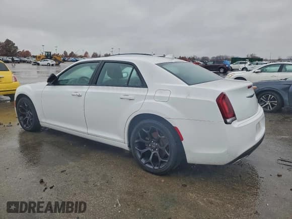 ✅ 2019 Chrysler 300 Touring • VIN: 2C3CCAAG8KH610026 • Лот: 93875655. Опубликован ранее на Copart с пробегом 66 210 миль. Бесплатный доступ к архиву аукционных продаж из США и подробный отчёт об истории автомобиля на DreamBid. Изображение 2.